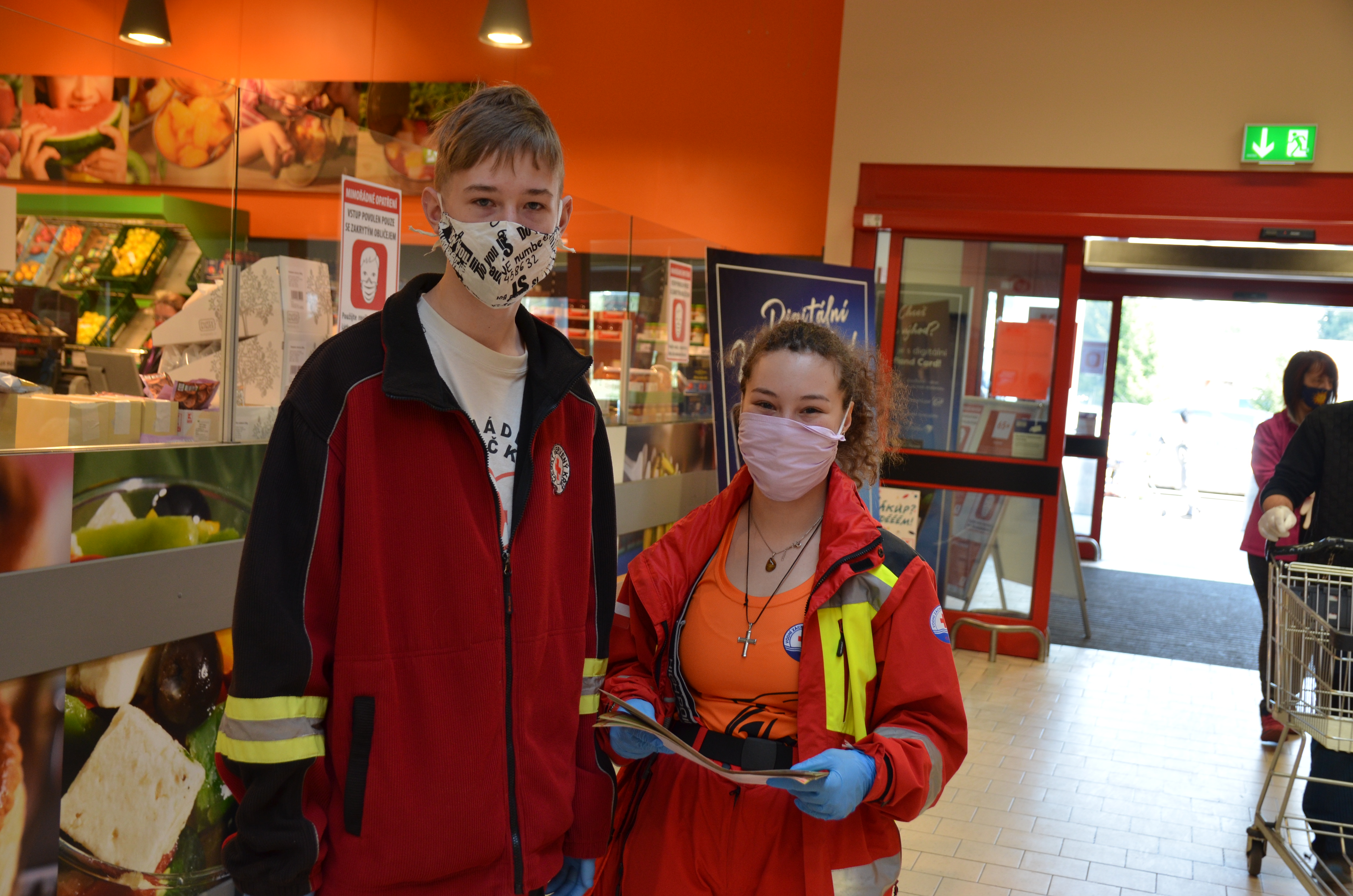 Rozdávání náborových letáčků